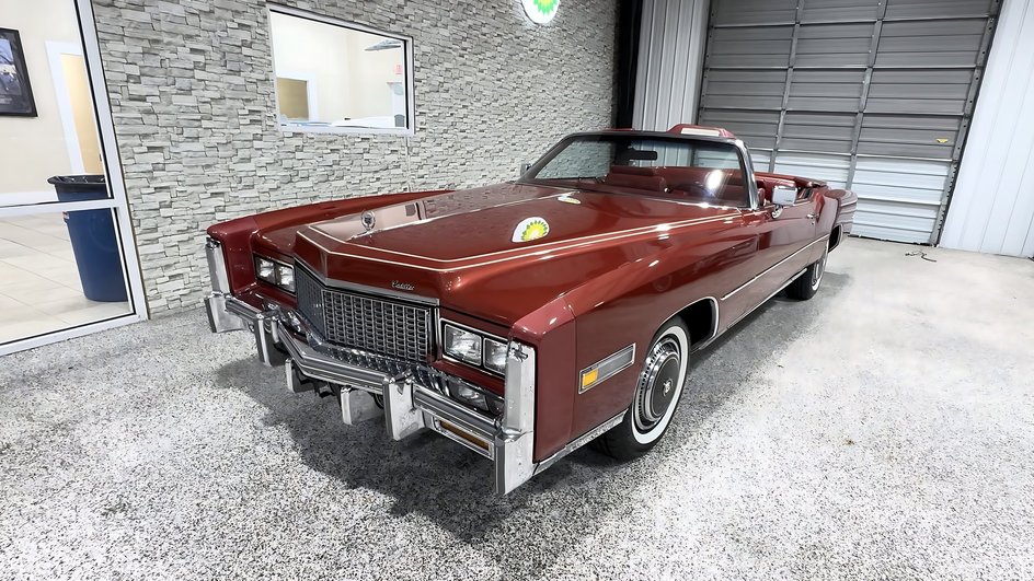 Бордовый кабриолет Cadillac Eldorado 1976 года выпуска выглядит великолепно