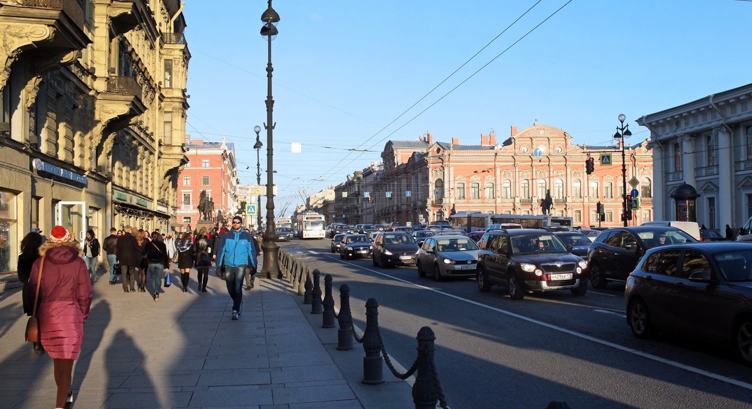 Солнечные дни в петербурге. Невский проспект Санкт-Петербург тротуар. Невский проспект тротуар. Невский проспект днем. Раннее утро на Невском проспекте.