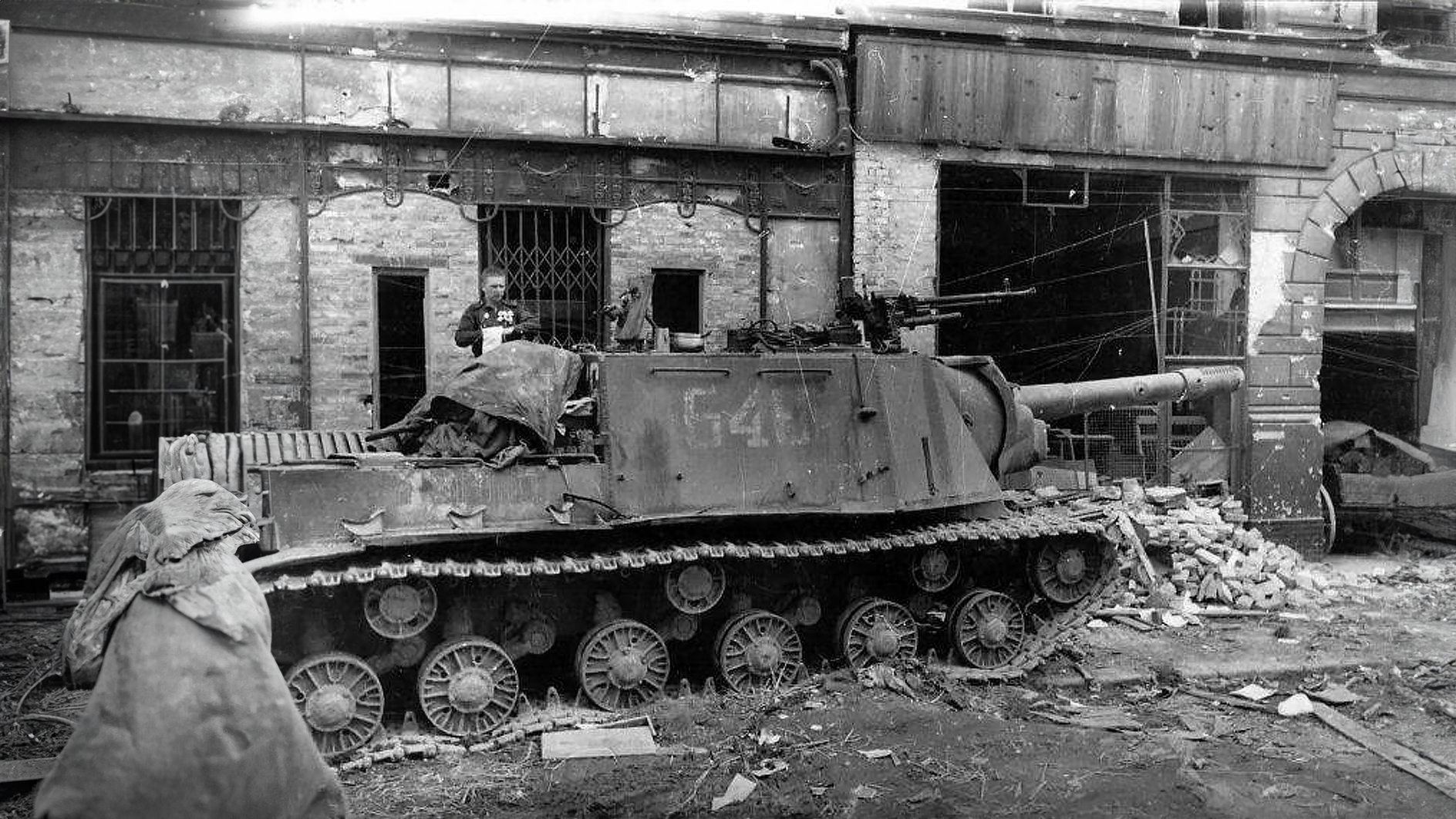 Самоходная установка времен великой отечественной войны. Су 152 в Берлине. ISU-152 Берлин 1945. ИСУ-152 В Берлине. ИСУ 152 1943.