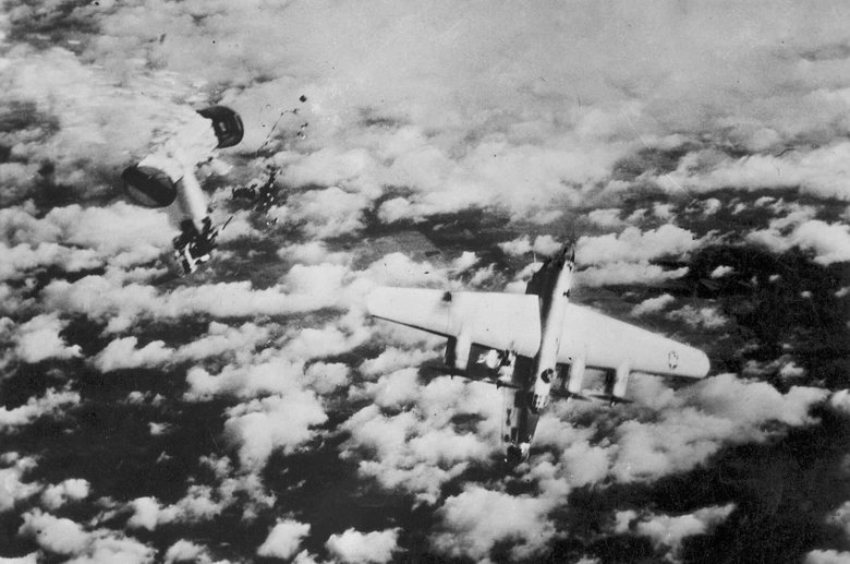 Результат ракетного обстрела бомбардировщика B-24M Liberator истребителем Me-262. Фото: Wikimedia / US Army Air Force
