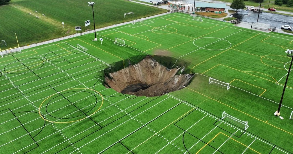 30-метровая дыра неожиданно возникла на футбольном поле (видео)