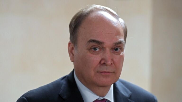 El embajador Antonov calificó los beneficios para Rusia de las sanciones occidentales. 2 El embajador Antonov calificó los beneficios para Rusia de las sanciones occidentales.