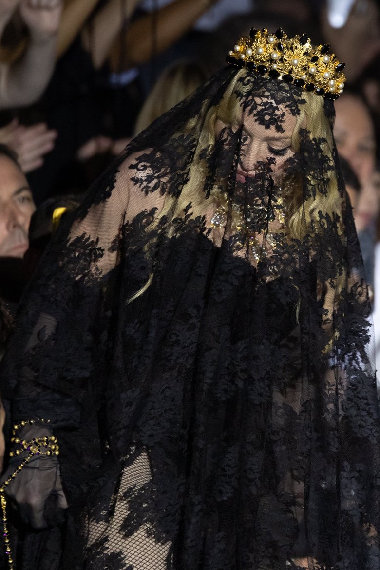 Мадонна на показе Dolce & Gabbana, весна-лето 2025 (источник: Andreas Rentz/Getty Images)