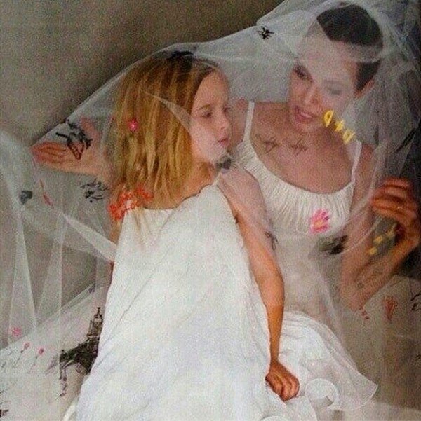 Невеста Анджелина Джоли с дочкой Вивьен