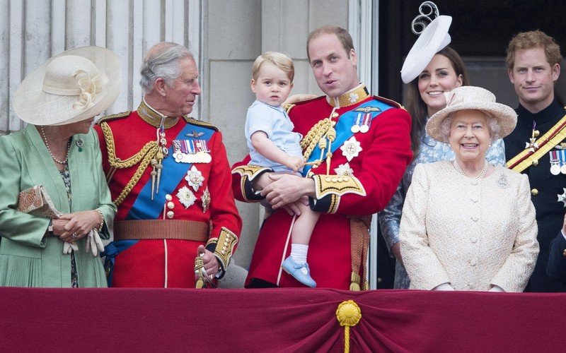 Чарльз, принц Уэльский и его вторая жена Камилла, герцогиня Корнуольская, принц Уильям, герцог Кембриджский и его жена Кэтрин, герцогиня Кембриджская, их сын принц Джордж Кембриджский, Ее Величество Королева Елизавета II и принц Генри Уэльский. 