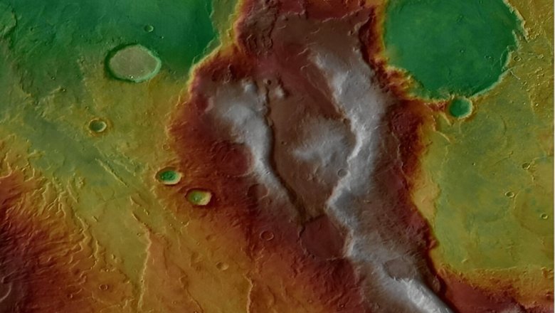 Топографические данные наложили на инфракрасные изображения, которые показывают тектонические структуры на Марсе