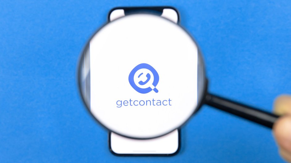 Иконка приложения Getcontact на смартфоне под лупой