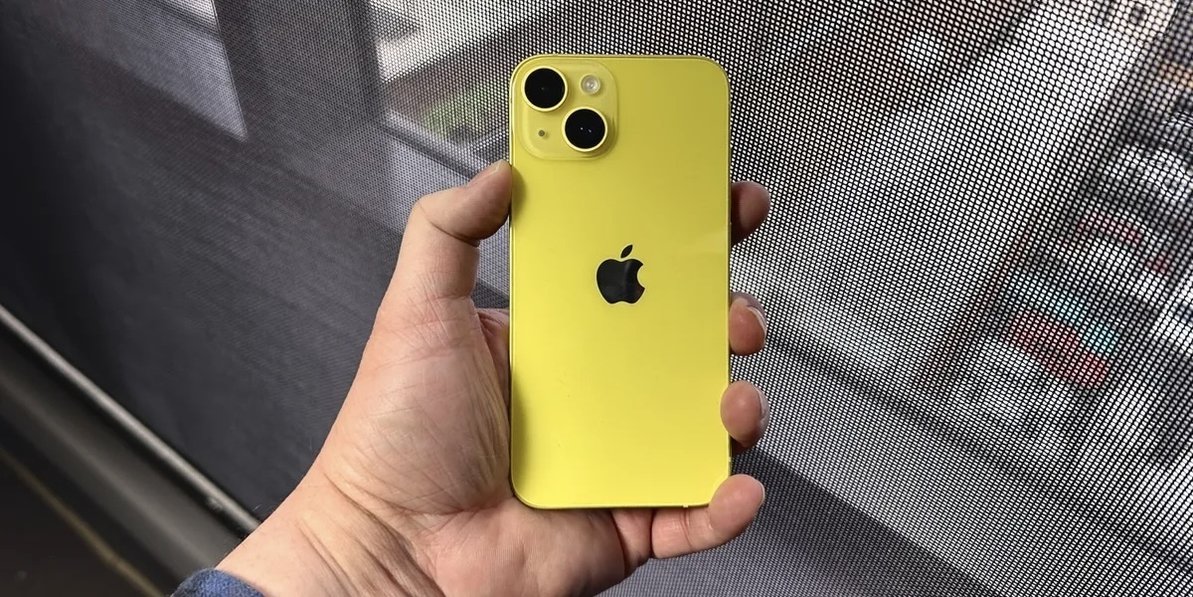 Живое фото бананового iPhone 14. Источник: CNET
