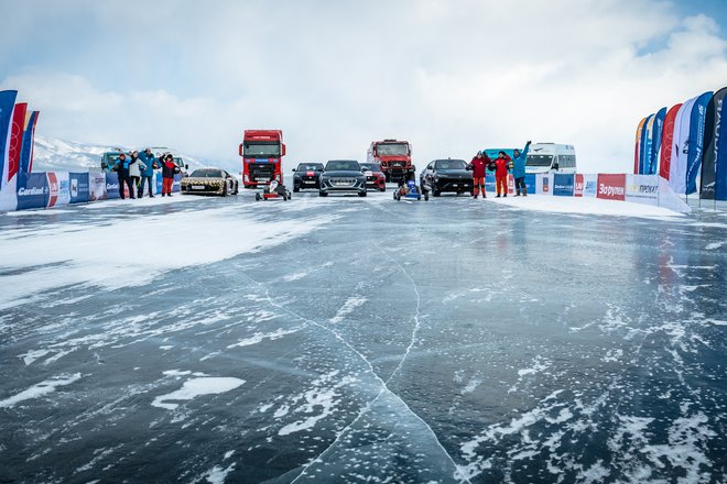 Участники фестиваля Дни скорости на льду Байкала