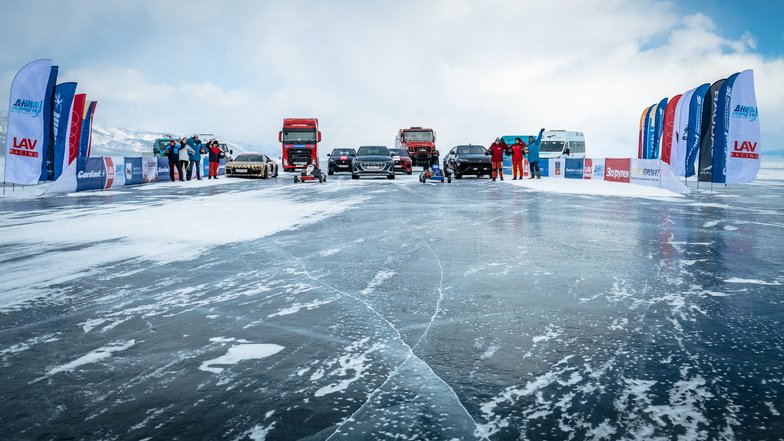 Участники фестиваля Дни скорости на льду Байкала