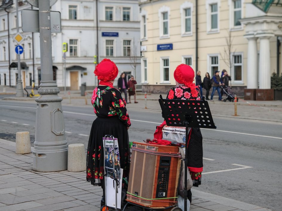 Уличные музыканты в народных костюмах