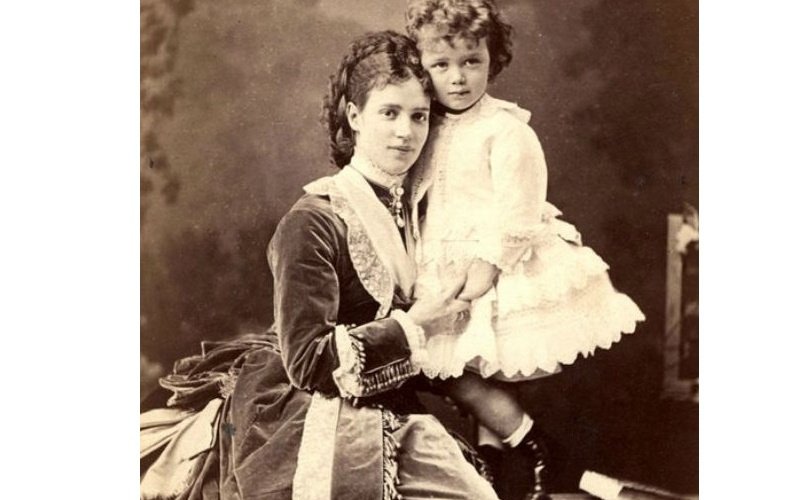 Императрица Мария Федоровна с сыном Николаем – будущим императором Николаем II (1870)