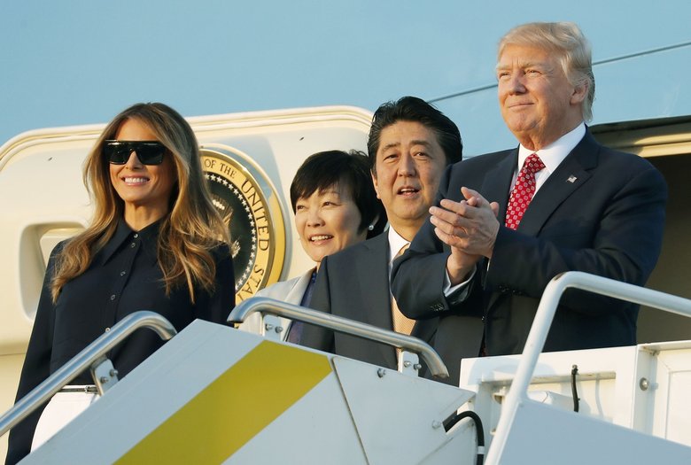 Президент США Дональд Трамп с супругой Меланией и премьер-министр Японии Синзо Абэ с супругой Акиэ