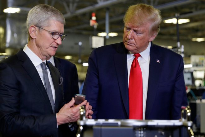 Тим Кук и Дональд Трамп Тим Кук и Дональд Трамп