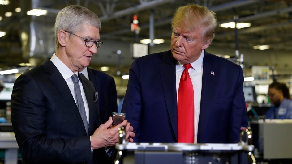 Тим Кук и Дональд Трамп Тим Кук и Дональд Трамп