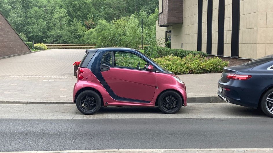 Smart Fortwo на парковке