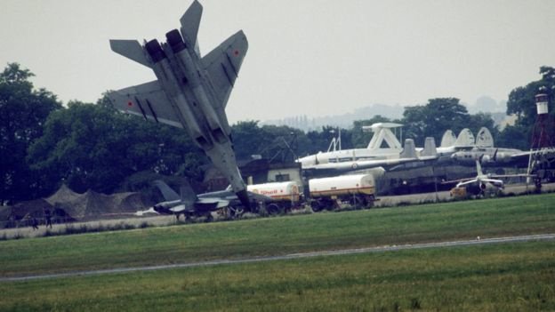Катастрофа МиГ-29 в 1989 году. Пилот успел катапультироваться за считанные мгновения до этого кадра. Фото: Getty Images. Источник: BBC News Русская служба