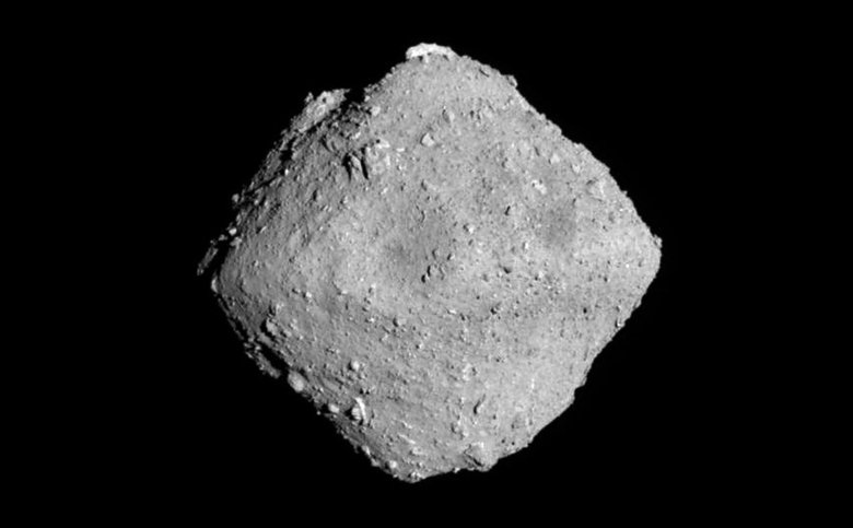 Астероид Рюгу в космосе. Фото: JAXA