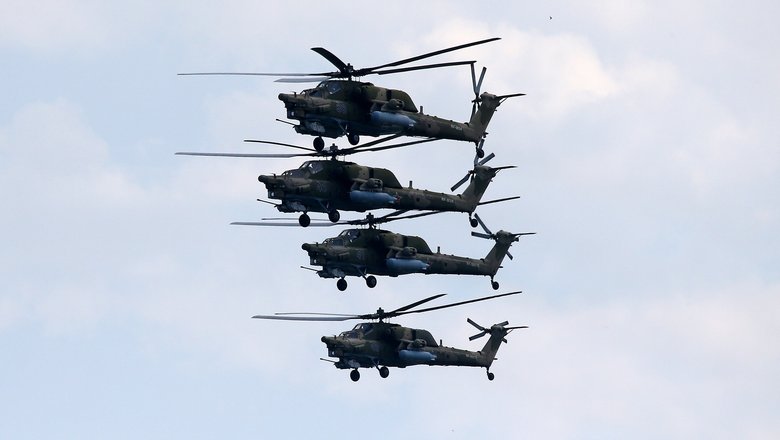 Боевые вертолеты Ми-28 «Ночной охотник» во время репетиции пролета парадного строя авиации над Севастопольской бухтой