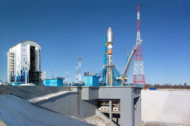 Мобильная башня и стартовый стол, на котором установлена ракета-носитель «Союз 2.1а». Фото: Владислав Ларкин / Wikimedia Commons