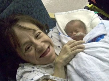 Slide image for gallery: 699 | Стейси с новорожденным сыном.