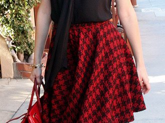 Slide image for gallery: 3447 | Комментарий «Леди Mail.Ru»: юбка Эмми Россум — идеальная альтернатива популярной в этом сезоне шотландской клетке, но вот к выбору сумки актрисе стоило подойти более тщательно