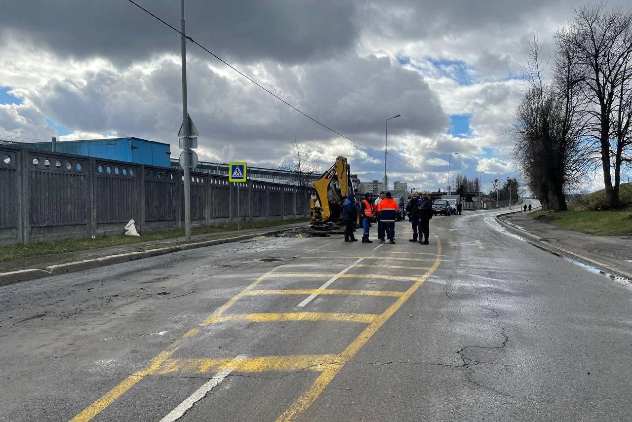 На Железнодорожной ночью случилась авария на водопроводе, часть улицы  затопило - Новости Mail.ru