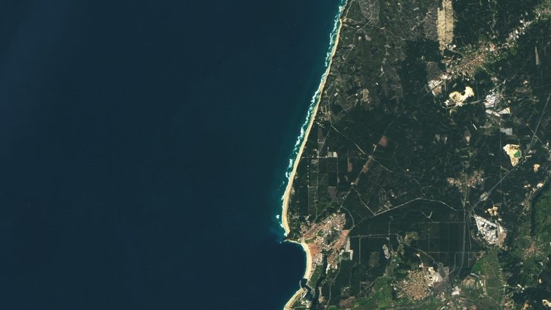 На&nbsp;спутниковом снимке заметили гигантские семиэтажные волны у&nbsp;берегов Португалии