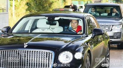 Фото с футболистом. Источник: weibo