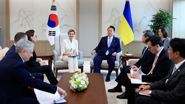 Президент Южной Кореи Юн Сок Ёль (в центре справа), встречается с первой леди Украины Еленой Зеленской в офисе президента в Сеуле, Южная Корея