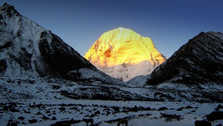 Гора Кайлас освещена первыми лучами солнца зимой.