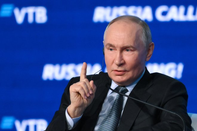 Президент РФ Владимир Путин на пленарной сессии инвестиционного форума ВТБ "Россия зовет!"