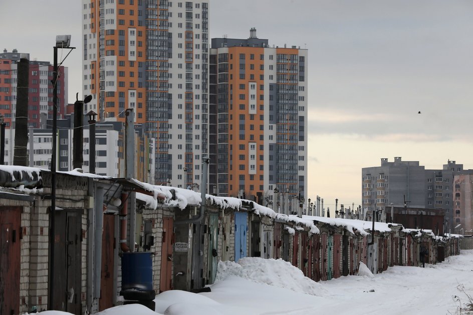 Гаражные постройки в одном из районов города на фоне высотных жилых домов