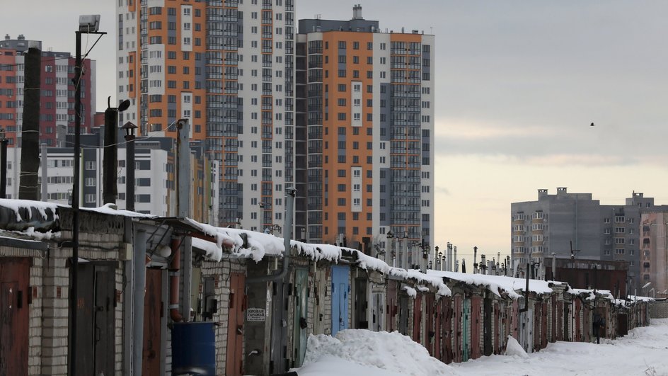 Гаражные постройки в одном из районов города на фоне высотных жилых домов Гаражные постройки в одном из районов города на фоне высотных жилых домов