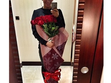 Slide image for gallery: 4681 | Анна Седокова похвасталась роскошным букетом роз, обернутых в рождественскую упаковку. Такими подарками Анну балует ее бойфренд