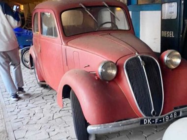 slide image for gallery: 28420 | Подростки случайно нашли заброшенный музей автомобилей (фото)