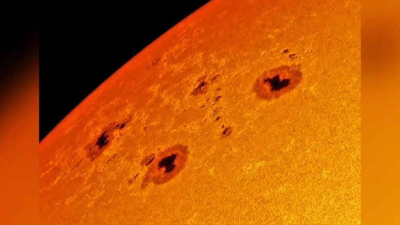 Две массивные группы солнечных пятен, известные как AR 2993 и AR 2994, стали видны несколько дней назад на северо-восточном лимбе Солнца. Фото: Langkawi National Observatory, MYSA / MOSTI