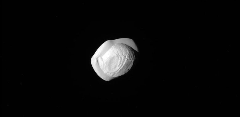 Спутник Сатурна Япет и результат моделирования лобового слияния двух тел равного размера с массами равными половине массы Япета, приведшего к образованию экваториального пояса. NASA/JPL/Space Science Institute/ University of Bern