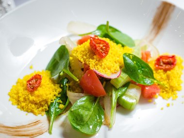 Slide image for gallery: 7486 | Такой яркий салат — из хрустящих овощей с сельдереем, отварным кус-кусом и горчично-цитрусовой заправкой — готовили в пост в ресторане «Гранд Европейский Экспресс»