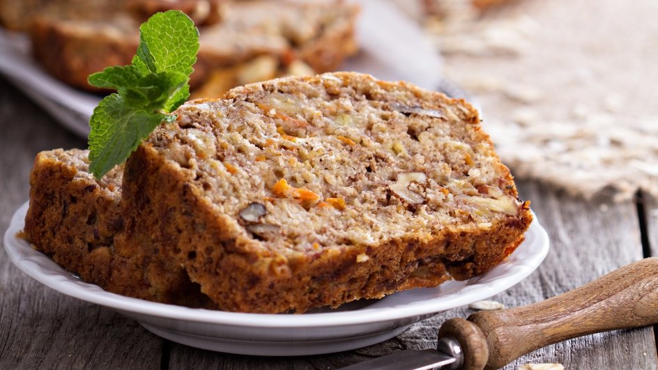 Кусочки постного морковного кекса с изюмом и яблоком лежат на тарелке