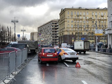 Последствия ДТП с участием автомобиля каршеринга на Пушкинской площади