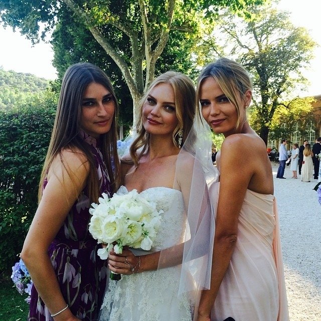 Фотографиями счастливой невесты поделилась ее подруга, топ-модель Евгения Володина (крайняя слева), которая приехала поздравить молодоженов вместе с другой звездой модельного бизнеса Наташей Поли (справа)