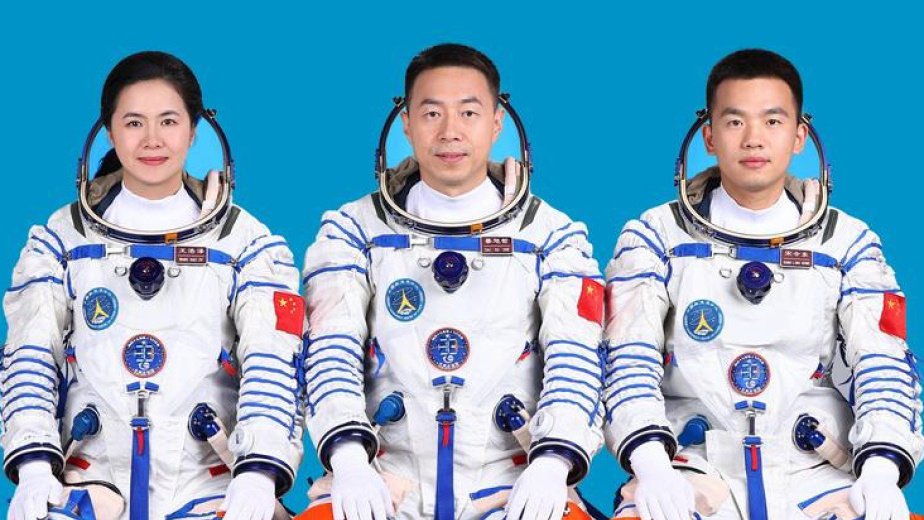 Экипаж «Шэньчжоу-19» Экипаж «Шэньчжоу-19»