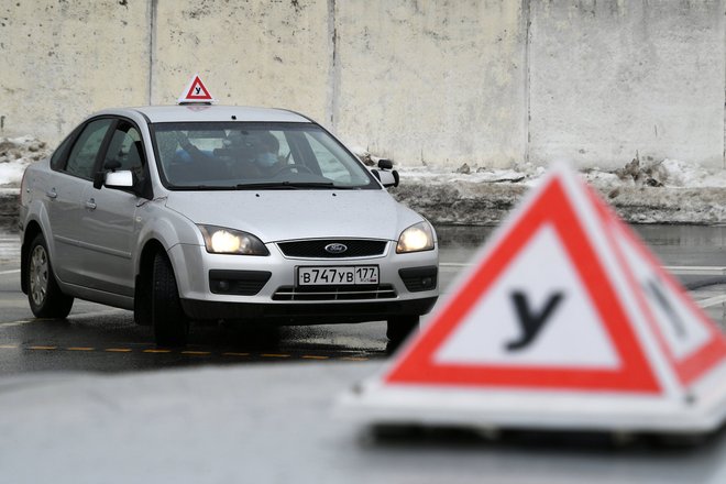 Учебный автомобиль со знаком "У" Учебный автомобиль со знаком "У"