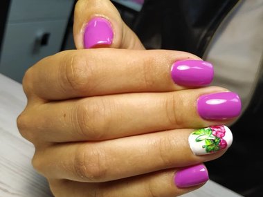 Slide image for gallery: 15021 | Малина на розово-белых ногтях. Фото: @shamrai.vita
