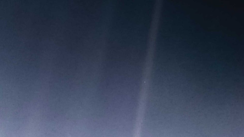Это маленькая точка — Земля. Снимок сделал «Вояджер-1» на расстоянии 6 млрд км от Солнца. Фото: NASA/JPL-Caltech