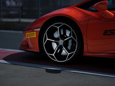 slide image for gallery: 24756 | Lamborghini Huracan Evo