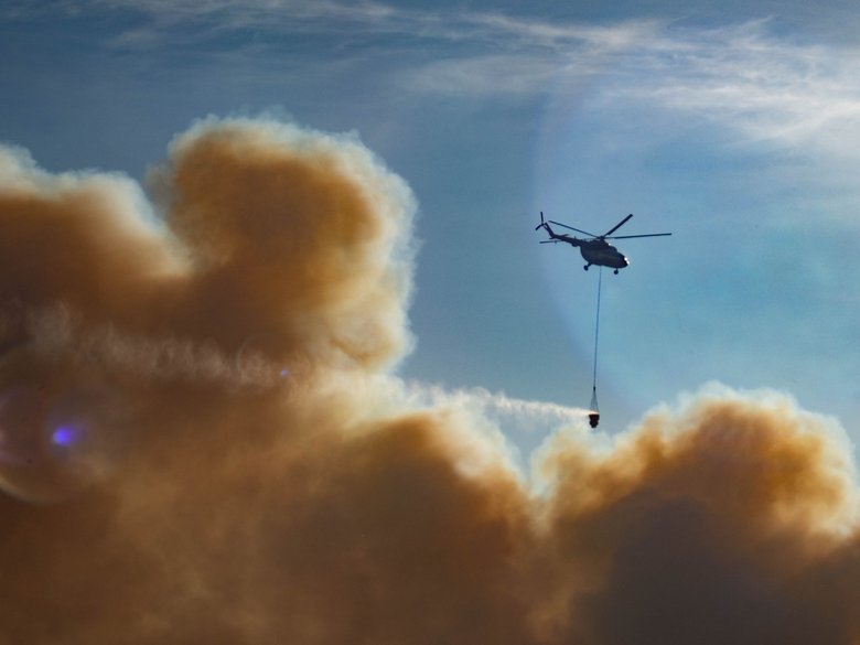 Тушение пожара при помощи вертолета. Фото: Государственное агентство Украины по управлению зоной отчуждения.