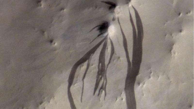 Камера CaSSIS на борту ExoMars Trace Gas Orbiter ЕКА запечатлела темные пальцеобразные полосы склона, простирающиеся по пыльной поверхности Марса в Arabia Terra Камера CaSSIS на борту ExoMars Trace Gas Orbiter ЕКА запечатлела темные пальцеобразные полосы склона, простирающиеся по пыльной поверхности Марса в Arabia Terra