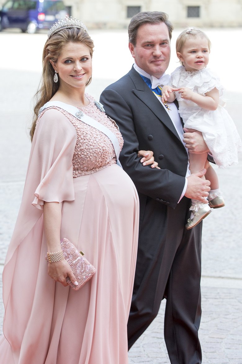 Беременная Мадлен с мужем и дочкой несколько дней назад на свадьбе своего брата